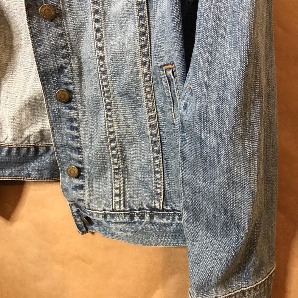 Light wash denim jacket - Picture 3 of 4